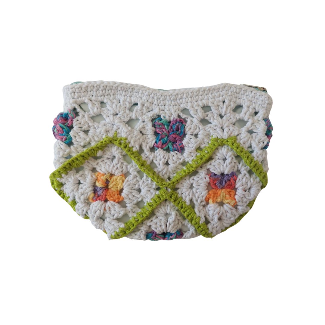 Nécessaire de crochê branca com granny squares floridos